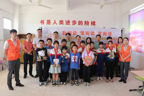 爱心图书室合影